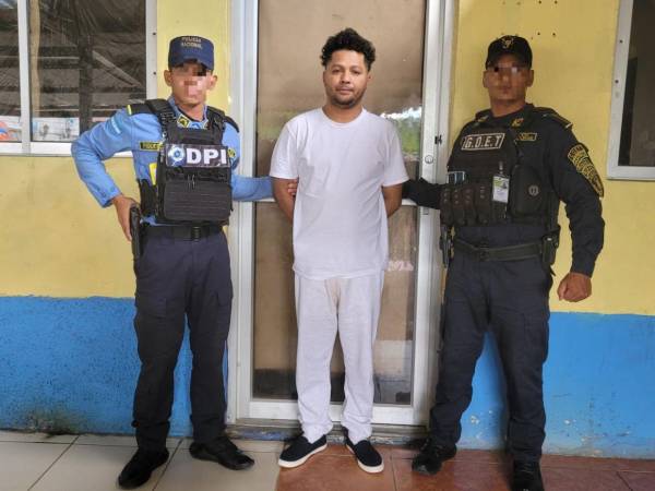 Brayan Josué Ramírez Velásquez minutos después de haber sido detenido en el aeropuerto de La Lima.