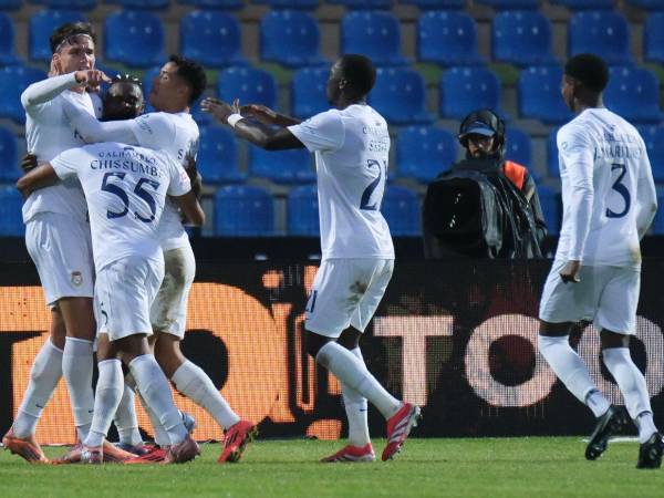 Julián Martínez celebrando el gol con sus compañeros en el Alverca FC.