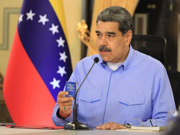 Fotografía cedida por Palacio de Miraflores del presidente de Venezuela, Nicolás Maduro, hablando en el Comité Ejecutivo del Consejo de Estado de la Nación este martes, en Caracas (Venezuela)