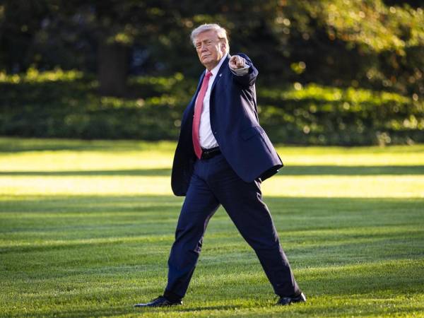 La propuesta se suma a otras obras impulsadas por Trump y a sus enfrentamientos con medios de comunicación.