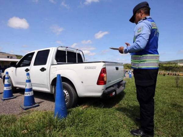El chaleco fluorescente, de color amarillo neón con franjas reflectivas, permitirá que los agentes sean identificados con mayor facilidad.