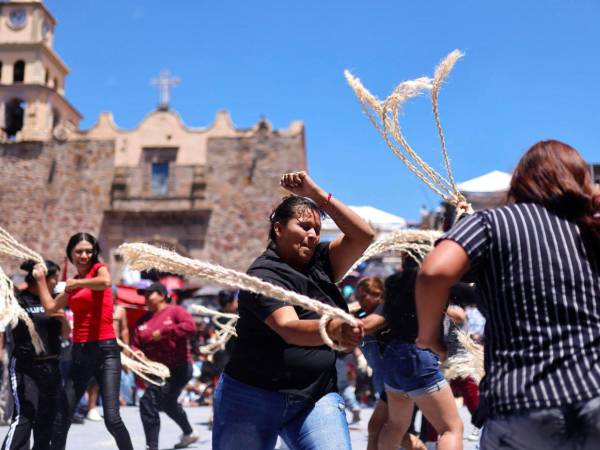 Decenas de personas participaron este sábado en la tradicional “Cuereada 2026” en San Martín de las Flores, en el municipio de San Pedro Tlaquepaque, Jalisco, en México, donde habitantes realizan actos de penitencia al darse azotes como parte de las celebraciones de Semana Santa.