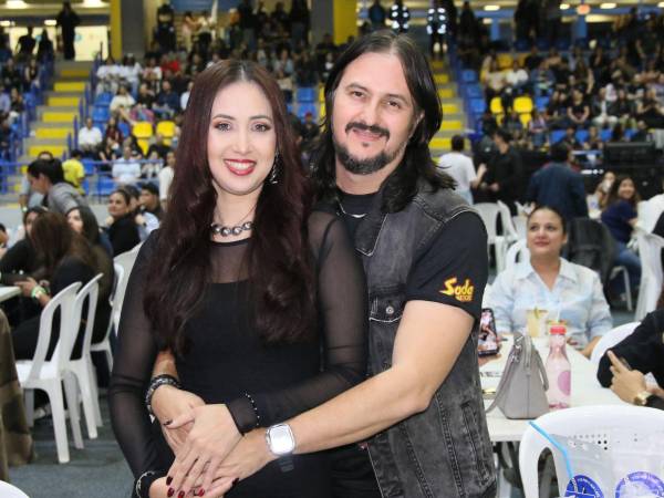 Esta pareja hondureña, con looks a tono, disfrutó de los himnos de Juanes.
