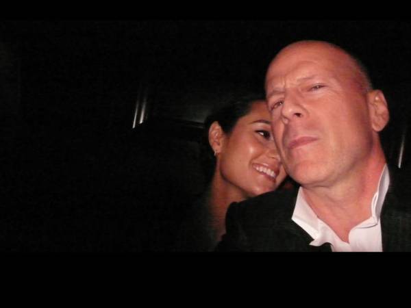 Bruce Willis, de 70 años, se retiró de la actuación en 2022 tras un diagnóstico inicial de afasia. Un año después, su familia confirmó que padecía demencia frontotemporal, una enfermedad neurodegenerativa que afecta al lenguaje, la movilidad y el comportamiento.