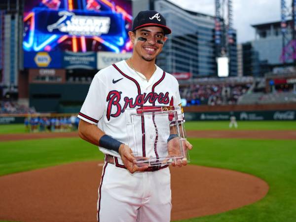 El homenaje al hondureño se produjo durante la serie de los Bravos contra los Dodgers de Los Ángeles.