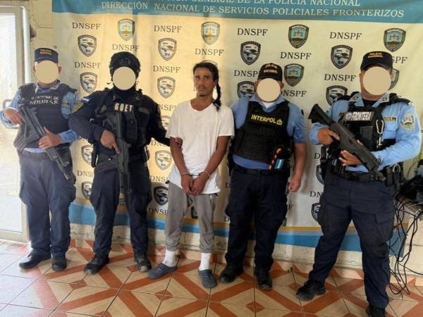 Jairo Nazareth Sierra López, en el momento en el que fue requerido por agentes de distintas unidades de la Policía Nacional.