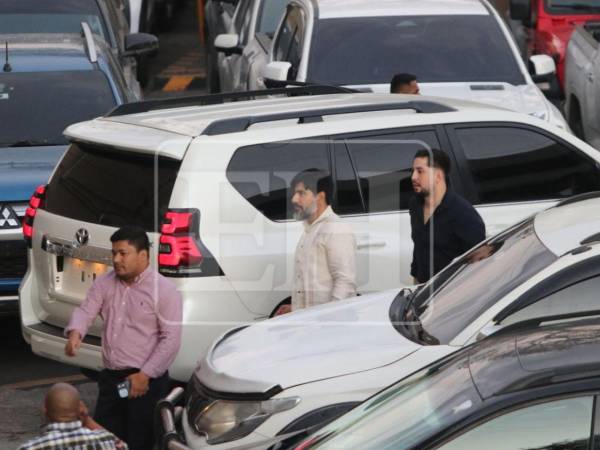 El fiscal general suspendido, Johel Zelaya, salió de la maratónica comparecencia ante la comisión especial del Congreso Nacional asegurando que enfrenta un juicio político sin haber cometido delitos y denunciando un proceso que, a su criterio, ya tiene una decisión definida.