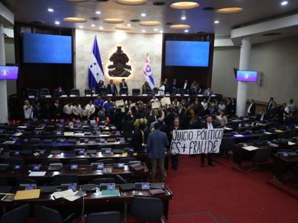 En medio de protestas, CN da luz verde a juicio político contra Johel Zelaya.f