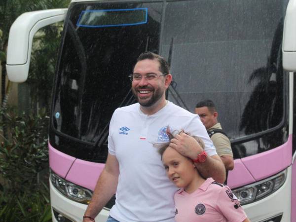 Jorge Cálix fue parte del selecto grupo de hondureños que pudieron ingresar al hotel para la firma de camisetas.