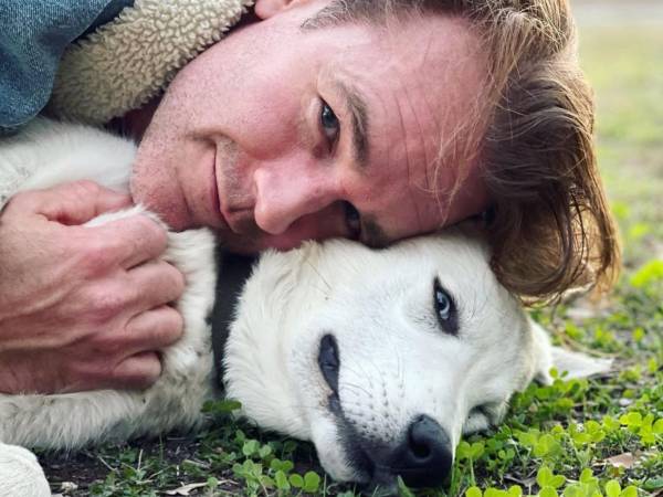 La muerte de James Van Der Beek, ocurrida este miércoles a los 48 años tras una batalla contra el cáncer colorrectal, ha dejado tras de sí una crisis financiera para su esposa, Kimberly, y sus seis hijos.