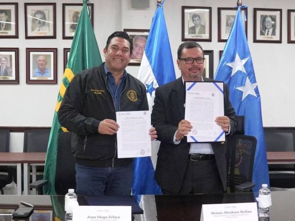 El alcalde del Distrito Central, Juan Diego Zelaya junto al titular de la Secretaría de Agricultura y Ganadería, Moisés Molina, sostienen el documento oficial que sella este convenio.
