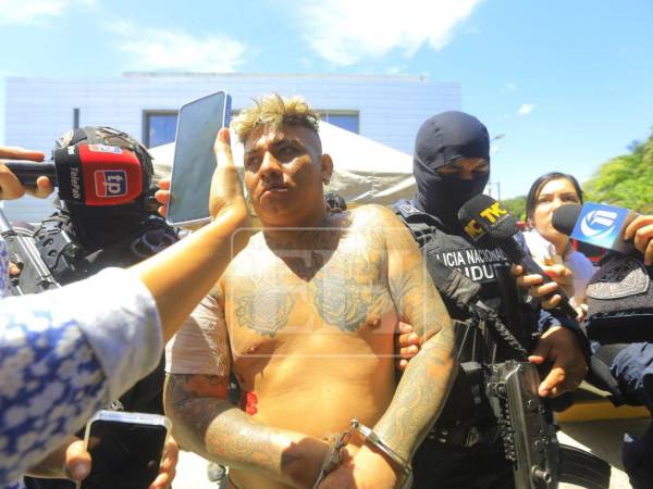 Este domingo se registró la captura de uno de los diez hombres más buscados en Honduras. Su historial delictivo es tal que las autoridades ofrecían hasta medio millón de lempiras por información que guiara a su paradero. Kleivin Emilson Orellana fue detenido en Los Bajos, municipio de Choloma, en el departamento de Cortés; el operativo le cayó de repente, por lo que además de su detención se le decomisaron varias evidencias.