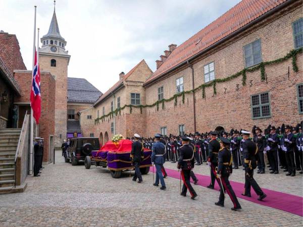 El ataúd del rey Harald de Noruega, este miércoles a su llegada al mausoleo real en la cripta del Castillo de Akershus tras la ceremonia fúnebre en la Catedral de Oslo.