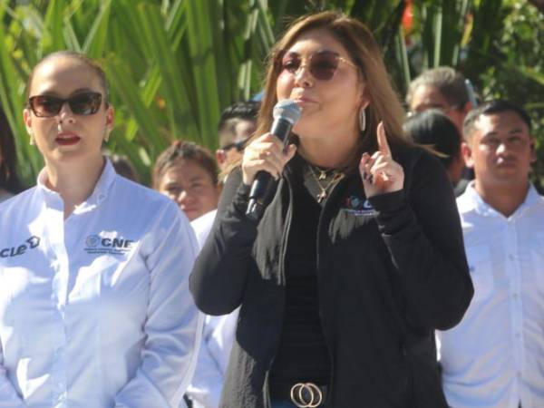 Ana Paola Hall, consejra presidenta del CNE, durante el banderillazo del despacho de las maletas electorales.