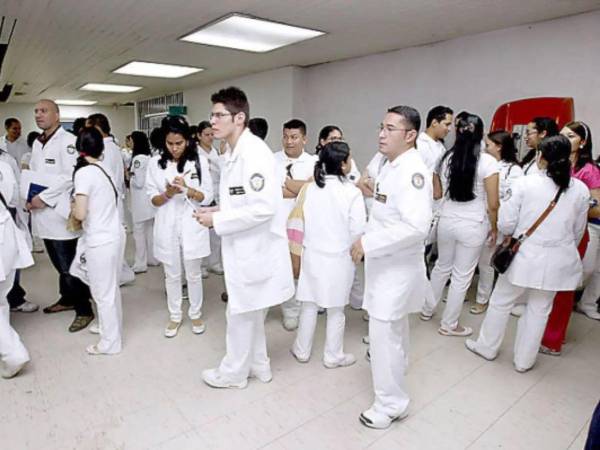 El Colegio Médico de Honduras (CMH) convocó a una asamblea extraordinaria nacional para discutir salarios atrasados, despidos y otras demandas del gremio.