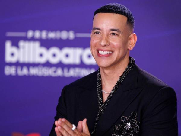 El Rey del Reguetón, con su icónico flow urbano, finalizó su presentación con una poderosa <b>proclamación de fe</b> para toda la industria: <b>Cristo viene</b>.