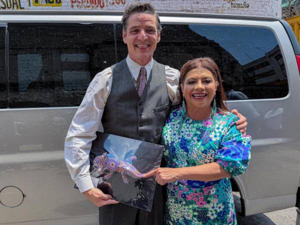 Clara Brugada visita a Pedro Pascal en el rodaje y le entrega regalo de cumpleaños.