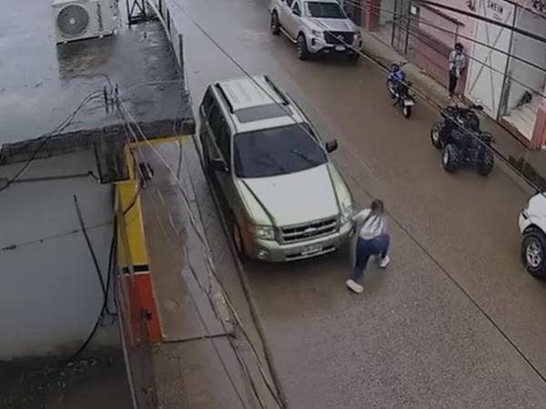 El video captó a Dayana Perdomo, la amiga de Lety, cayéndose al caminar, aparentemente, antes de ponerse al volante.