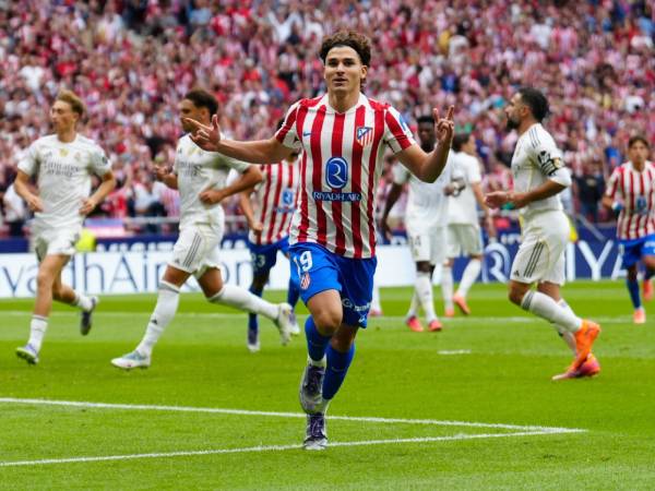 Julián Martínez marcó doblete con el Atlético de Madrid ante el Real Madrid.