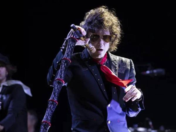 Enrique Bunbury confirmó este jueves 16 fechas para su Nuevas mutaciones Tour, una serie de presentaciones que lo llevarán por el continente americano antes de cerrar el año en su natal España.