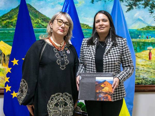 La subsecretaria de Política Exterior, Pamela Handal (derecha), recibe de manos de la embajadora de Ucrania, Iryna Kostiuk, un libro que resalta los lazos culturales entre ambas naciones, tras una reunión estratégica para potenciar el comercio y la educación.