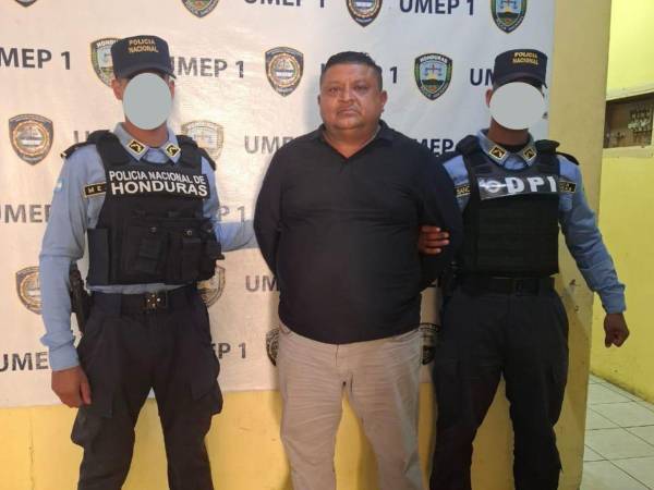 Alfonso Armando Flores Barahona, al momento de ser detenido por elementos de distintas unidades de la Policía Nacional (PN).