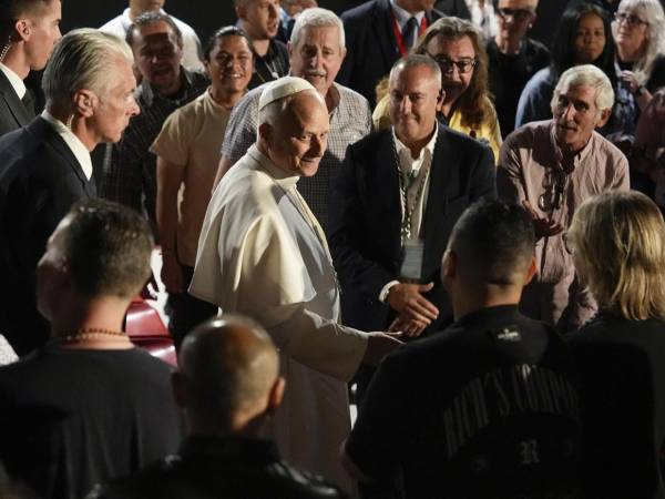 El papa León XIV saluda a varios presos a su llegada este miércoles a la prisión de Brians 1, en Sant Esteve Sesrovires (Barcelona), para reunirse con 80 reclusos de varios centros, hombres y mujeres, antes de desplazarse a la Abadía de Montserrat.