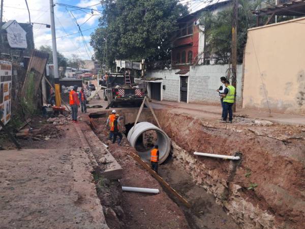 La comuna capitalina trabaja en la reparación del socavón en el Paseo de la Reforma, frente al mercado San Pablo. La obra tardará unos dos meses y deberá concluir antes de las lluvias.