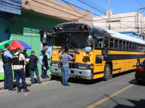 Las autoridades llegaron a reconocer y levantar el cuerpo del comerciante que fue identificado como Vicente Martínez y lo trasladaron a la morgue de Medicina Forense para practicarle la autopsia.