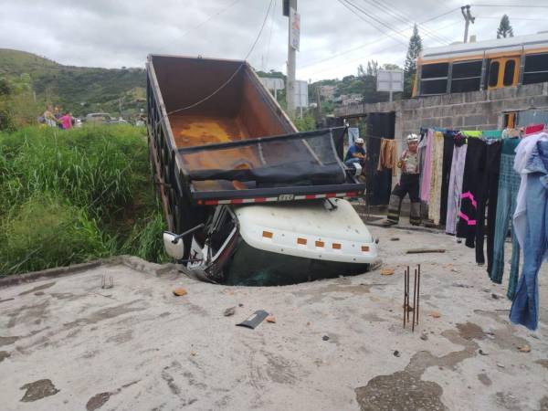 El conductor de la unidad fue rescatado por los bomberos, porque estaba atrapado en la cabina.