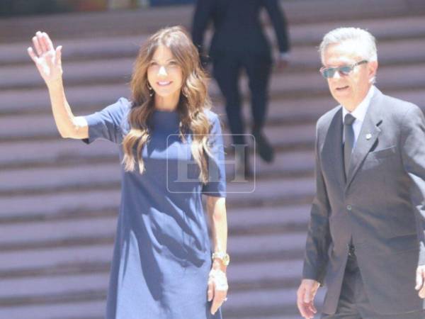 Noem arribó este domingo a Tegucigalpa y fue recibida por el embajador de Honduras en Washington, Roberto Flores Bermúdez.