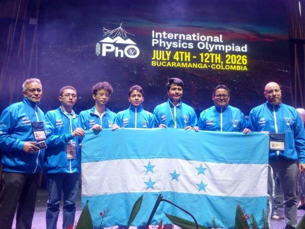 Los cuatro estudiantes hondureños, junto a los delegados que los acompañaron para participar por primera vez Olimpiada Internacional de Física.
