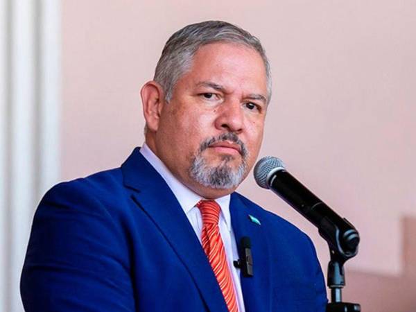 El excanciller fue nombrado como presidente ejecutivo del FOSEDE, días antes de que el gobierno de Xiomara Castro terminara.