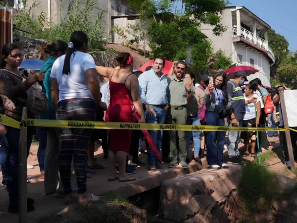El alcalde del Distrito Central conversa con vecinos de Nueva Suyapa durante la supervisión del proyecto de infraestructura que busca reducir inundaciones y recuperar espacios comunitarios.