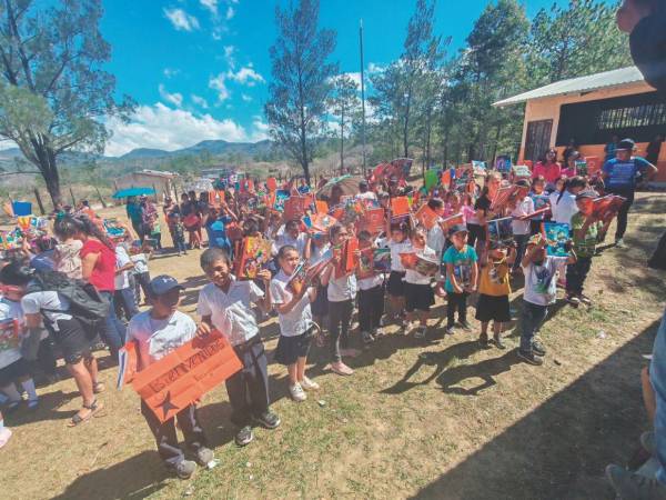 Solidaridad. La distancia no representó ningún obstáculo. A lomo de mula fueron llevados los útiles escolares que la Maratón del Saber de Diario EL HERALDO y sus empresas aliadas hicieron llegar a los estudiantes de la Escuela Francisco Morazán en Turturupe, Lepaterique, FM.