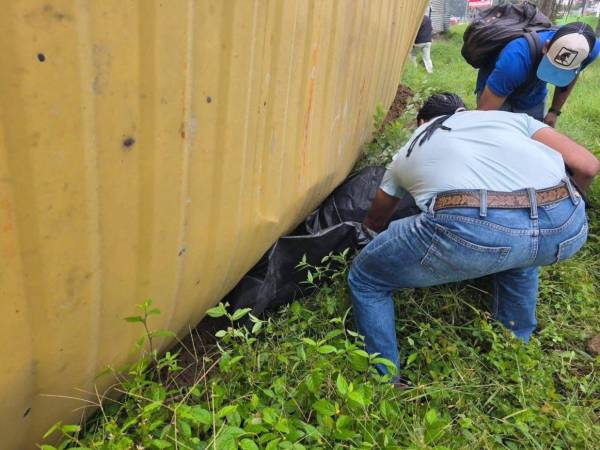 Una mujer perdió la vida tras ser aplastada por el contenedor de una rastra que volcó la mañana de este jueves en el bulevar del Este, a la altura del desvío hacia Lomas del Carmen, en una parada de autobuses, en San Pedro Sula.