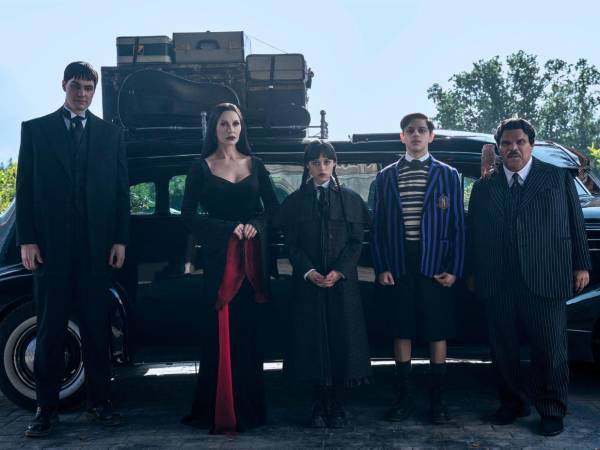 De izquierda de derecha: Joonas Suotamo como Lurch; Catherine Zeta-Jones en el papel de Morticia Addams; Jenna Ortega como Wednesday; Isaac Ordónez es Pugsley Addams, y Luis Guzmán como Gomez Addams.