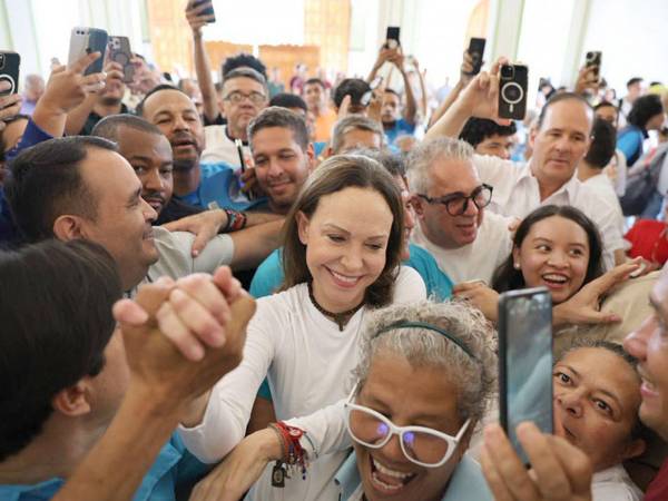 Fotografía cedida por el partido político Vente Venezuela que muestra a la premio nobel de la paz 2025, María Corina Machado (c), siendo recibida por simpatizantes este domingo, en el Santuario Divina Pastora en Barquisimeto (Venezuela).