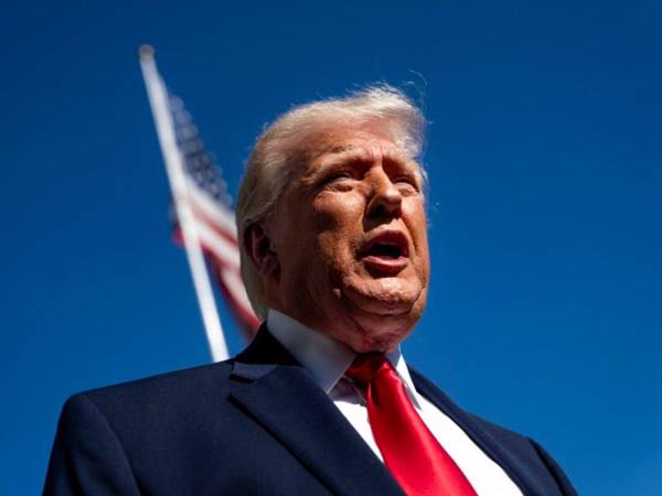 El presidente estadounidense Donald Trump habla con los medios de comunicación antes de partir de la Casa Blanca rumbo a Miami, Florida, en Washington, D.C., EE. UU., 11 de abril de 2026.