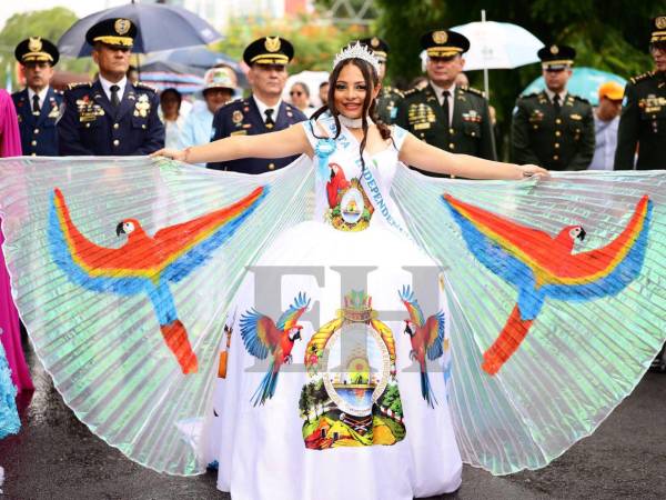 Los sampedranos y sampedranas llenaron las calles de la ciudad industrial y dejaron sentir el fervor de ser catrachos, con sus actos culturales, artísticos y militares, a pesar de que se desarrollaron dos desfiles paralelos. Aquí las mejores imágenes captadas por EL HERALDO a tempranas horas de este 15 de septiembre.