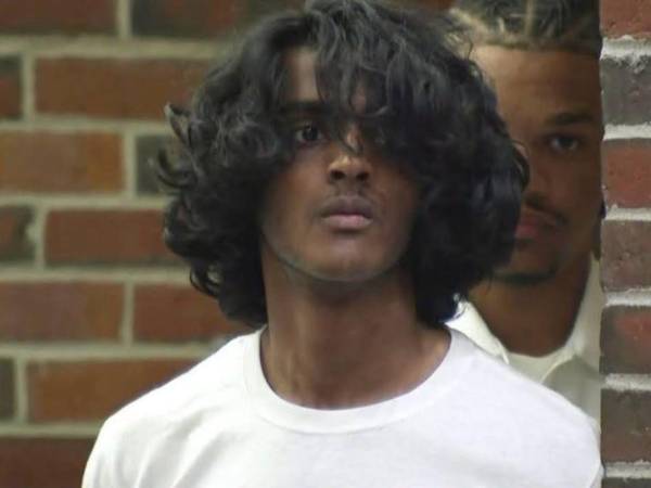 Arjun Aravind fue acusado formalmente de dos cargos de asesinato, además de agresión y lesiones contra miembros de su familia. El joven se declaró no culpable durante una audiencia celebrada el jueves pasado.