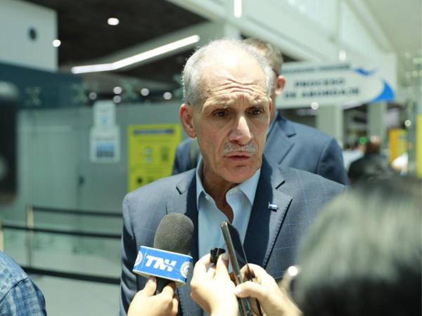 El presidente de la República, Nasry Asfura, salió este lunes desde el aeropuerto internacional de Palmerola, hacia Los Ángeles, Estados Unidos, para participar en un encuentro con inversionistas.