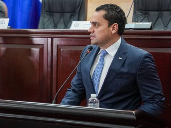 Zambrano interviene en el pleno del Congreso al referirse a la posibilidad de aplicar el juicio político contra altos funcionarios señalados por presuntas irregularidades.