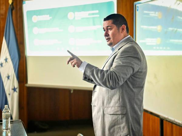 El viceministro de Educación, Dennis Cáceres, indicó la iniciativa busca transformar los procesos de enseñanza y aprendizaje en las escuelas.