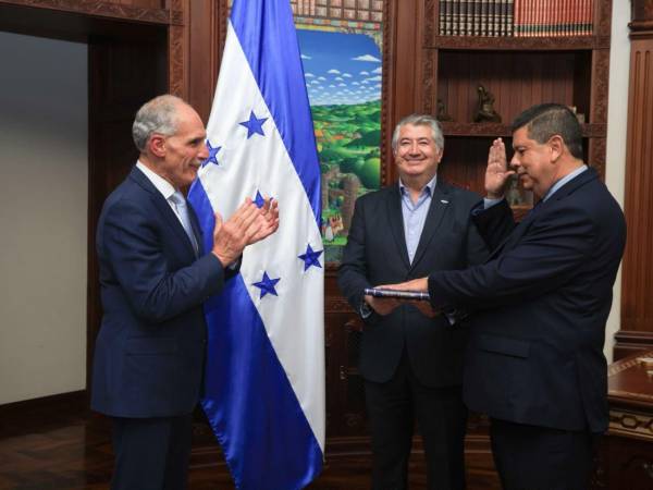 Héctor Ordóñez fue juramentado por el presidente Asfura.