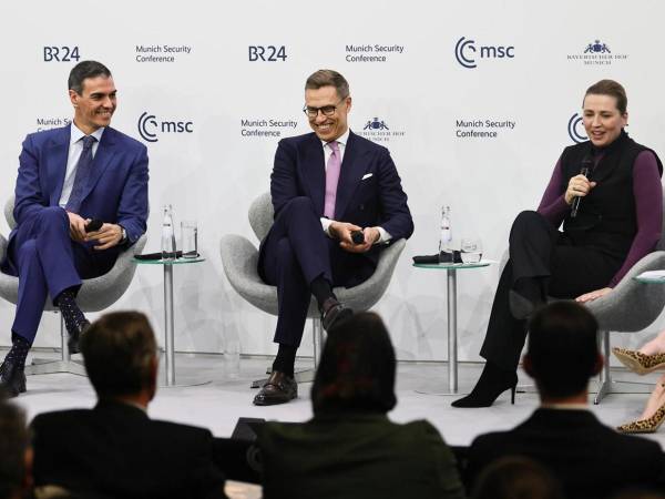 Sánchez incidió en la necesidad de que pensar en los flancos oriental y ártico, pero subrayó que también hay que poner el énfasis en el flanco sur.