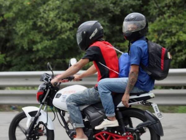 La prohibición para que dos hombres circulen en una misma motocicleta continúa vigente en varios municipios de Honduras desde 2012, como parte de las medidas implementadas para combatir la criminalidad. Conoce de qué lugares se trata.