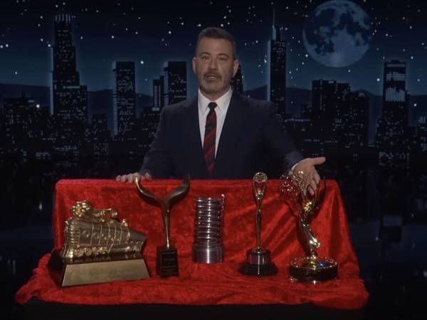 Durante el programa del 15 de enero, Kimmel enseñó los premios que podría compartir.