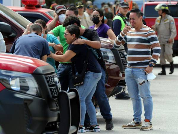 Familiares de Félix Núñez lloran al conocer que el Cuerpo de Bomberos había encontrado el cadáver de su pariente, en medio de los escombros, tras de más de 24 horas de búsqueda.