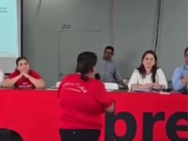 Durante una asamblea celebrada en San Pedro Sula, una militante criticó el rol inactivo de Scherly Arriaga y otros diputados con respecto al apoyo que debían darle a la militancia de Libre.